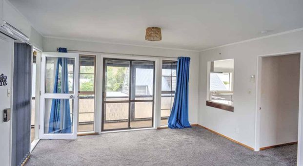 NICE AND FRESH TWO BEDROOM UPSTAIRS TOWNHOUSE: - Photo 1