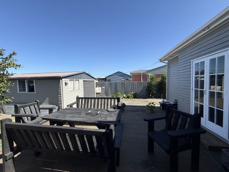 Sunny and spacious family home - Photo 2