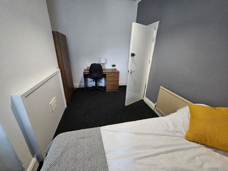 1 bedroom in a house share to rent - Photo 2