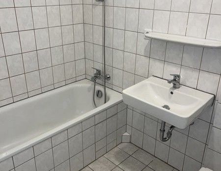 Jetzt zugreifen: Renovierte 2-Zimmer-Wohnung mit Balkon in Stadtnähe! - Photo 1