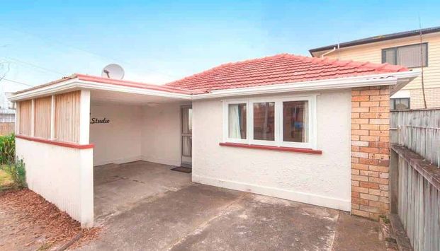 Charming 1 Bedroom 1 Bathroom house for rent in Kelston @ $450pw - Photo 1