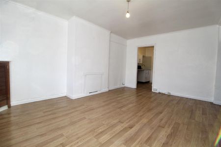 1 Bedroom Maisonette - Garden To Let - Photo 4