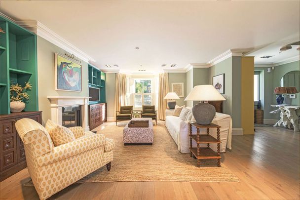 A delightful family home with swimming pool, bar and outdoor kitchen. - Photo 1