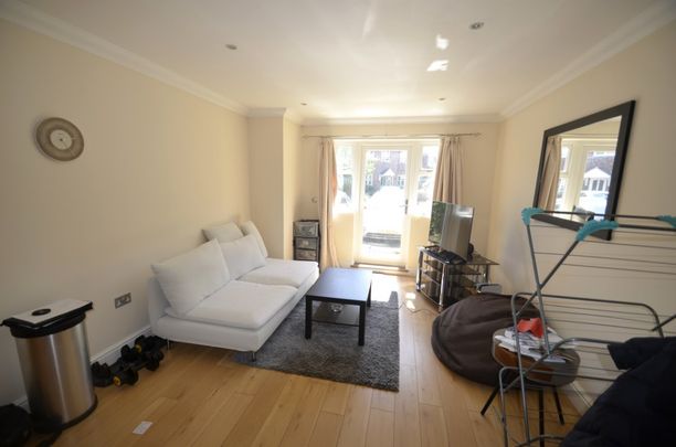 2 bedroom Ground floor flat to rent - Photo 1