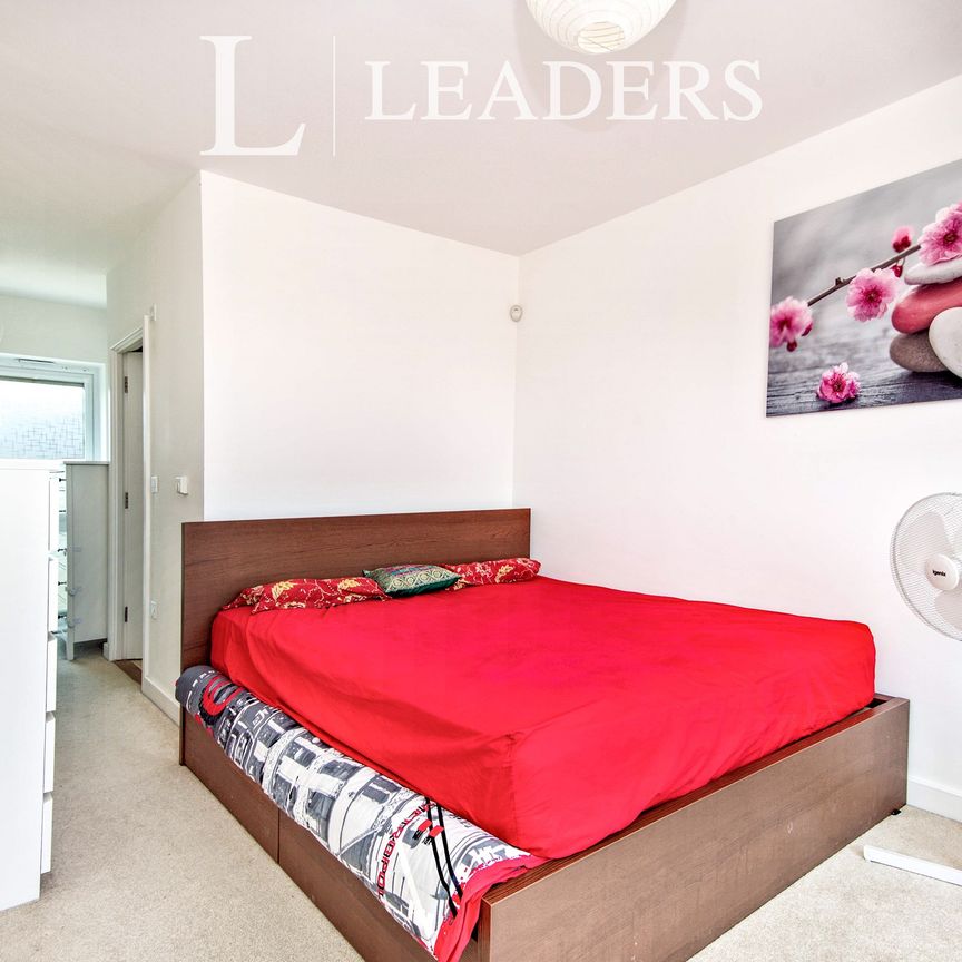 3 bedroom semi-detached to rent Charlock Close, Romford, RM3 - Photo 1