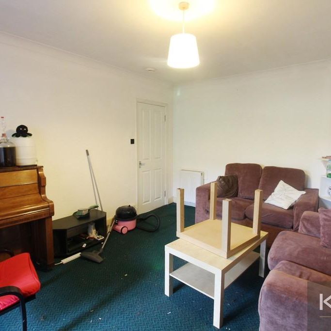 4 bedroom semi-detached house to rent - Photo 1