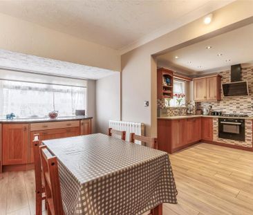 3 bedroom end of terrace house to rent - Photo 2