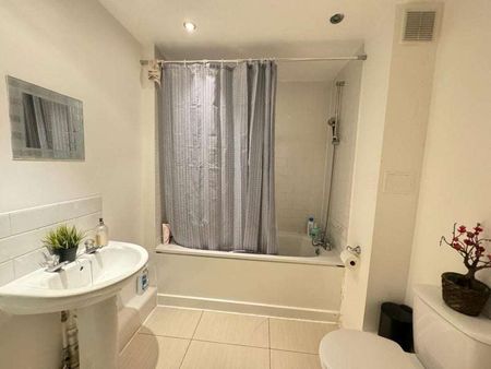 Sumner Road Room C (Double with Balcony) - Photo 5