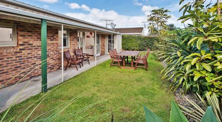 Central 2 bedroom home with lovely garden - Photo 2