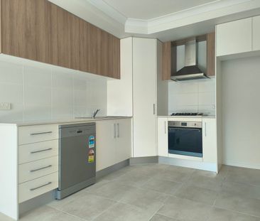 Beautifully Built 2 Beds Flat – Separate Entry with Concrete Sidepa... - Photo 1