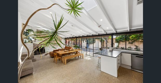 Beautifully renovated while retaining its charming 1880s soul - Photo 1