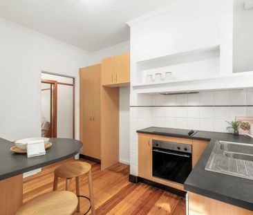 Art Deco Elegance in a Lifestyle Setting - Photo 2