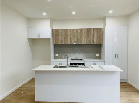 Spacious & Modern 3-Bedroom Townhouse In Prime Craigieburn Location - Photo 3