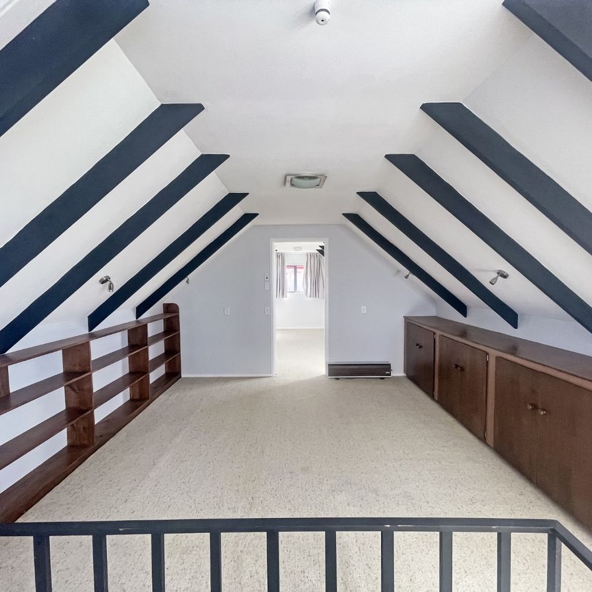 4Bed Family home + Self-Contained 1Bed - Photo 1