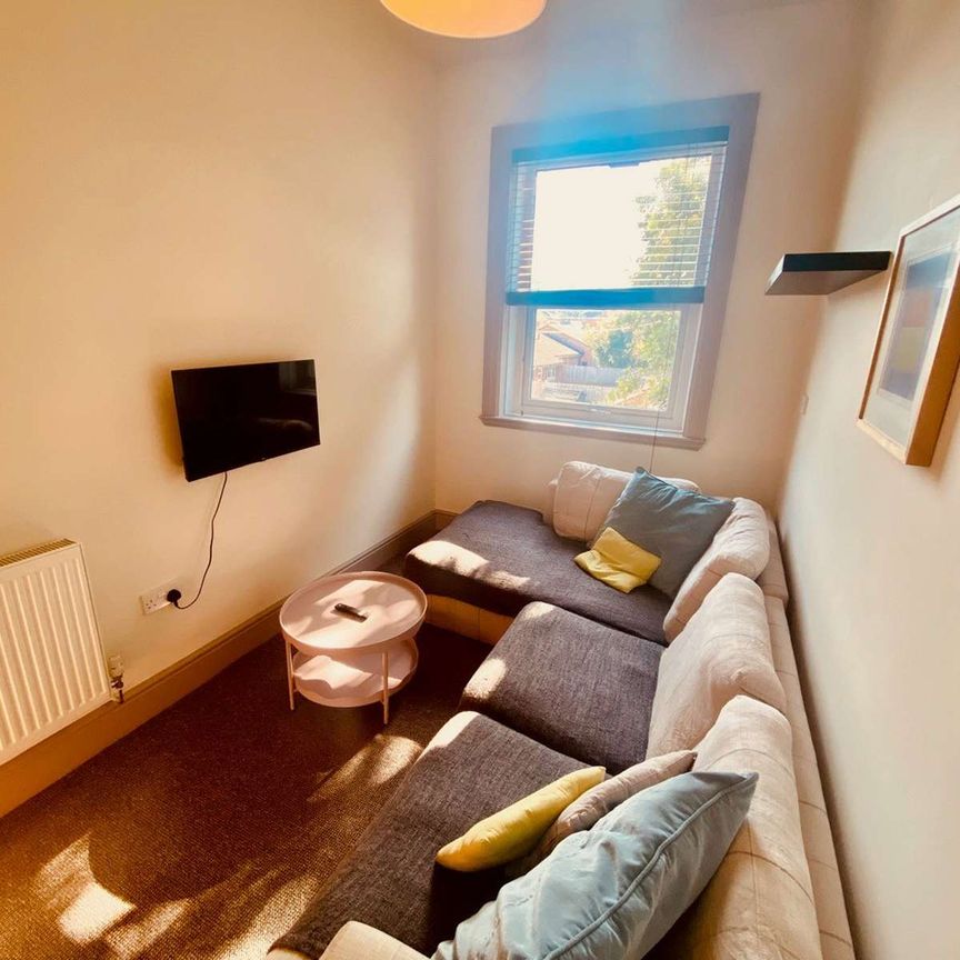 Newly Decorated City Centre Flat with Roof Terrace - Bills Included Room 2 - Photo 1