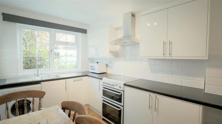4 bedroom flat to rent - Photo 2