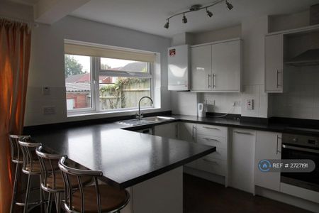 4 bedroom semi-detached house to rent - Photo 3