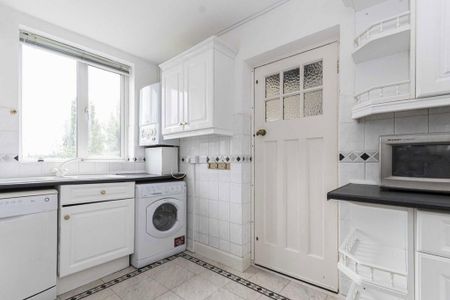 3 bedroom flat to rent - Photo 4