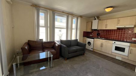 2 bedroom flat to rent - Photo 2