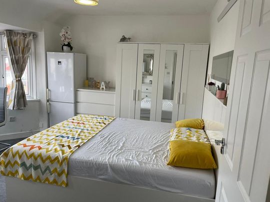 1 bedroom in a house share to rent - Photo 1