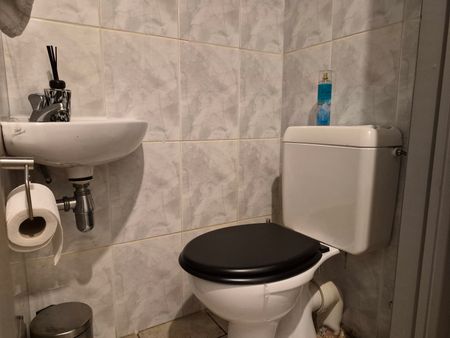 Gelijkvloers appartement met 2 slaapkamers en carport. - Foto 2