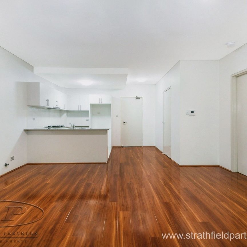 Open Plan, Perfect Location - Photo 1