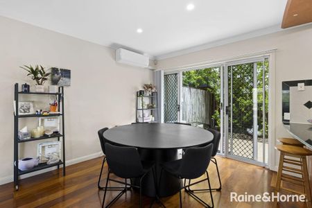 Stunning Townhouse in Central Toowong! - Photo 5