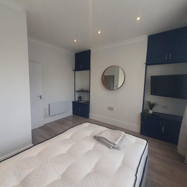 Room in a Shared Flat, West Kensington, W14 - Photo 1