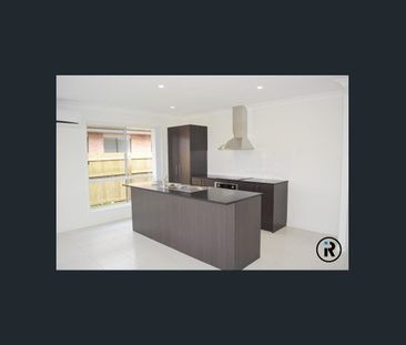 Exquisite 4-Bedroom Luxury Home in Prestigious Pimpama Neighborhood - Photo 3