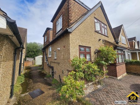 4 bed Semi-detached in Fairfax Road , Woking, GU22 9HN - Photo 2