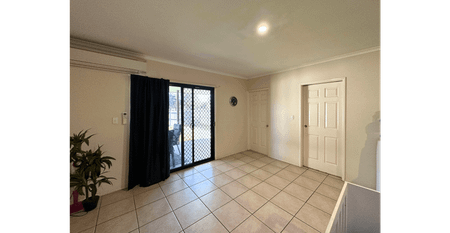 NEAT MODERN UNIT - SINGLE GARAGE & SPACIOUS OPEN-PLAN LIVING, DINING & KITCHEN, CONVENIENT LOCATION! - Photo 2