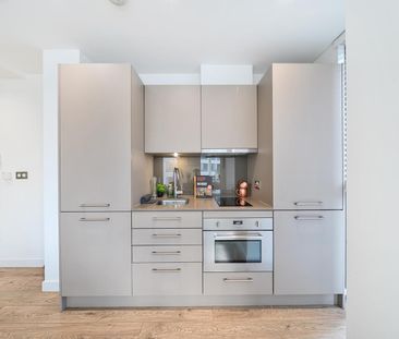 1 Bed Flat, Stratosphere Tower, E15 - Photo 6