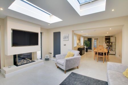 4 bedroom detached house to rent - Photo 2