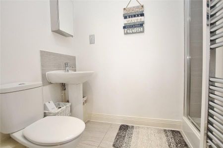 3 bedroom semi-detached house to rent - Photo 2