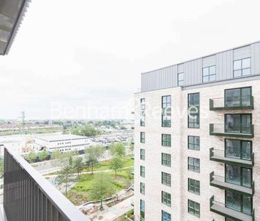 Greenleaf Walk, Southall, UB1 - Photo 3