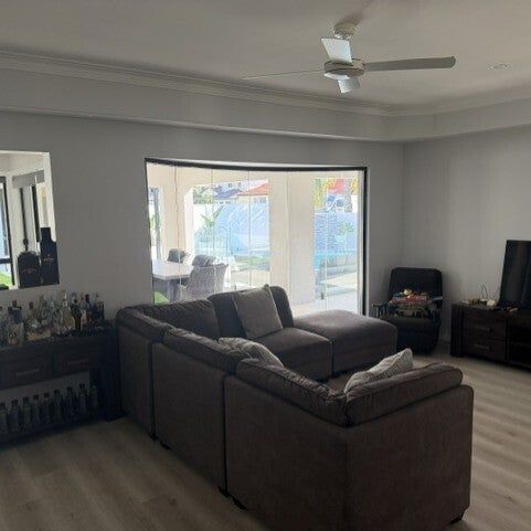 Helensvale - Photo 1