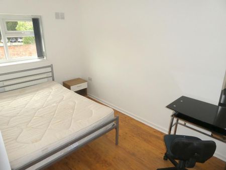 4 bedroom semi-detached house to rent - Photo 2