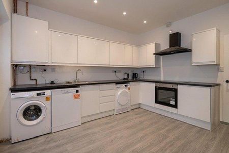1 bedroom in a house share to rent - Photo 2
