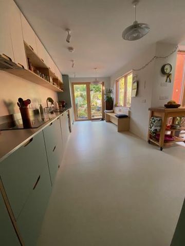 Room overlooking garden with own en suite, convenient for City and West End - Photo 3