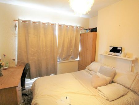 End of terrace house to rent on - Photo 3