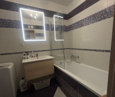 Prenájom zariadeného 2-izbového bytu s balkónom vo Vlčkovciach - Photo 4