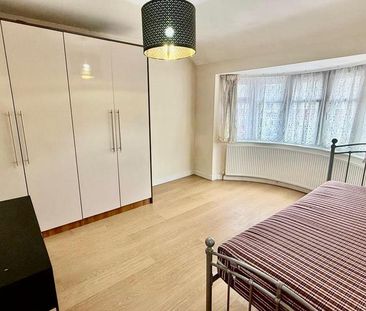 3 bedroom flat to rent - Photo 5