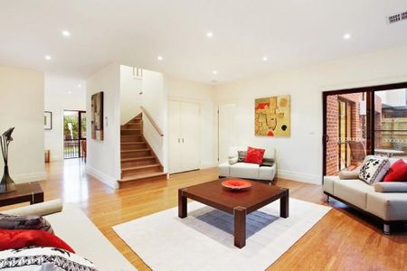 Modern design - McKinnon School Zone! - Photo 4