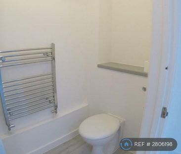 4 bedroom end of terrace house to rent - Photo 4