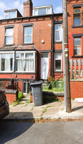 3 bedroom House in Woodside Avenue, Leeds - Photo 3