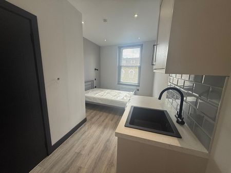 Studio Flat, High Street, W3 - Photo 4
