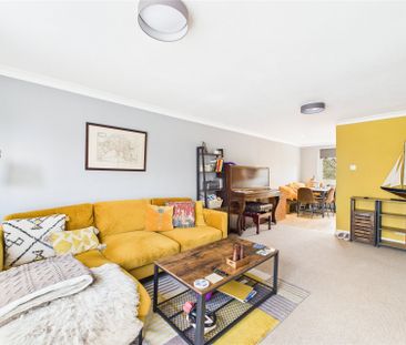 2 bedroom Maisonette in Hillbrow, Reading - Photo 3