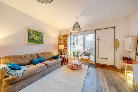 A beautifully presented two-bedroom home with parking. - Photo 2