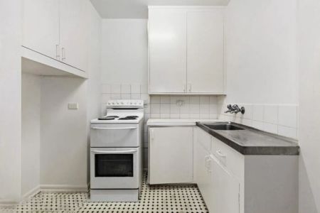 Tranquil Ground-Floor Living in the Heart of South Yarra - Photo 3