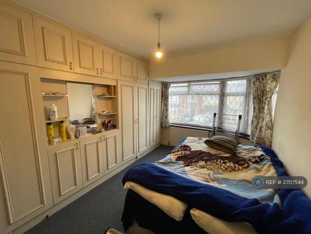 3 bedroom semi-detached house to rent - Photo 5